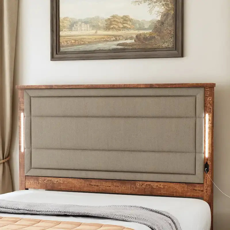 Letto a piattaforma Queen marrone grigio con testiera in lino, luci LED e ricarica USB