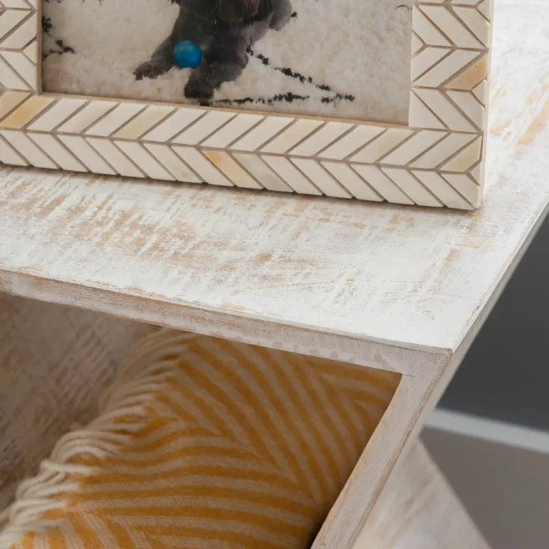 Tavolino laterale triangolare in legno di mango bianco/naturale, monouso