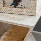 Tavolino laterale triangolare in legno di mango bianco/naturale, monouso