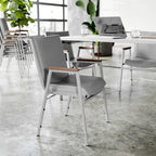 Sedia impilabile in vinile grigio/blu navy/nero con braccioli – 53 cm P x 53 cm L x 79 cm H, 1 persona
