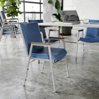Sedia impilabile in vinile grigio/blu navy/nero con braccioli – 53 cm P x 53 cm L x 79 cm H, 1 persona